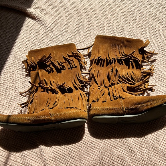 Minnetonka 3-Layer Fringe Boot - Picture 3 of 7